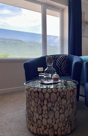 Tabla de planchar con plancha y ropa de cama 