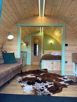 Tabla de planchar con plancha y ropa de cama 