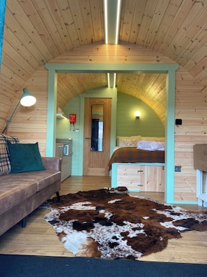 Tabla de planchar con plancha y ropa de cama