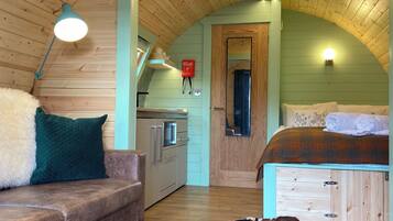 Iron/ironing board, bed sheets