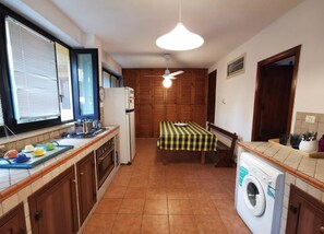 Fridge, oven, stovetop, coffee/tea maker