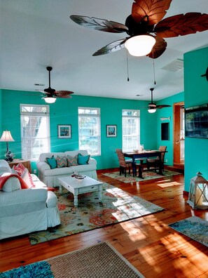 Smart-TV, Kamin, DVD-Player, Bücher