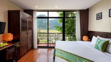 Deluxe Lake View | 1 bedroom, minibar, in-room safe, desk