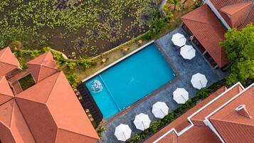 Outdoor pool, pool umbrellas, sun loungers