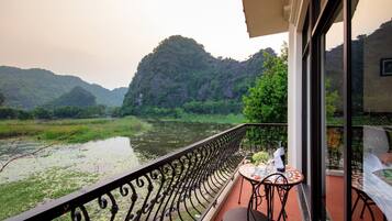 Deluxe Lake View | Balcony