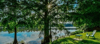 Incredible Private Lakefront Cottage Retreat