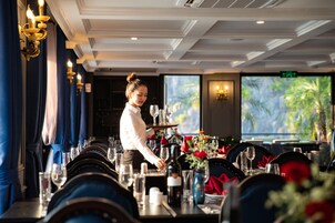 Breakfast, lunch, dinner served; local and international cuisine 