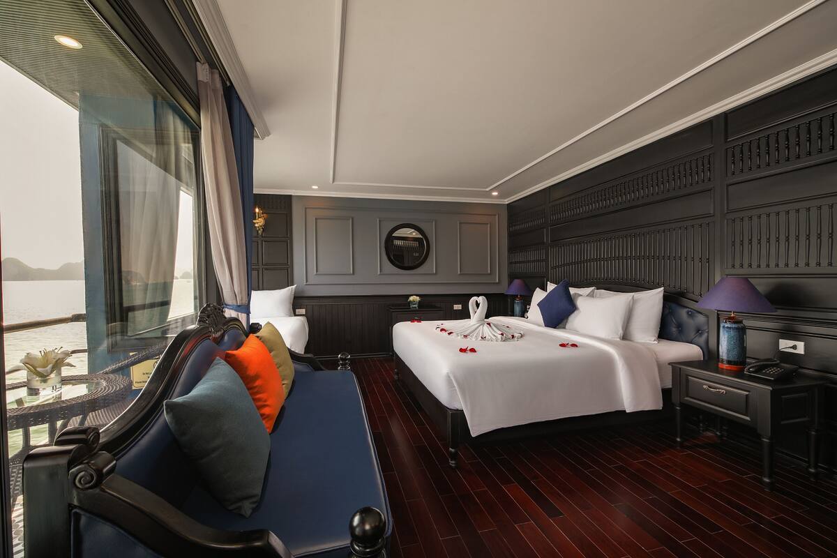 ห้องลักซ์ชัวรี่ (Rosy Suite, Private Balcony) | มินิบาร์, ตู้นิรภัยในห้องพัก, โต๊ะทำงาน, ห้องเก็บเสียง