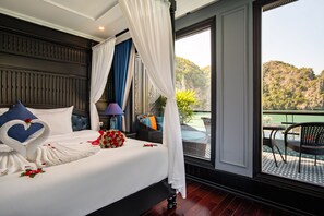 Dubbelrum - smekmånad (Suite, Private Terrace) | Minibar, värdeförvaringsskåp på rummet, skrivbord och ljudisolering