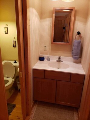 Ducha y bañera combinadas, toallas, jabón y papel higiénico