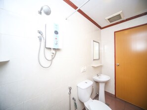 Suite familiar, 2 camas matrimoniales | Baño | Regadera, amenidades de baño gratuitas, bidet, toallas
