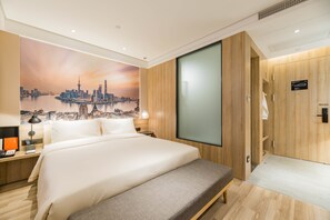 Deluxe tweepersoonskamer, 1 kingsize bed | Luxe beddengoed, donsdekens, bedden met traagschuimmatrassen, een bureau