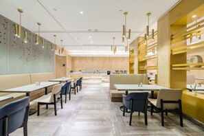 Colazione a buffet a pagamento, servita tutte le mattine 