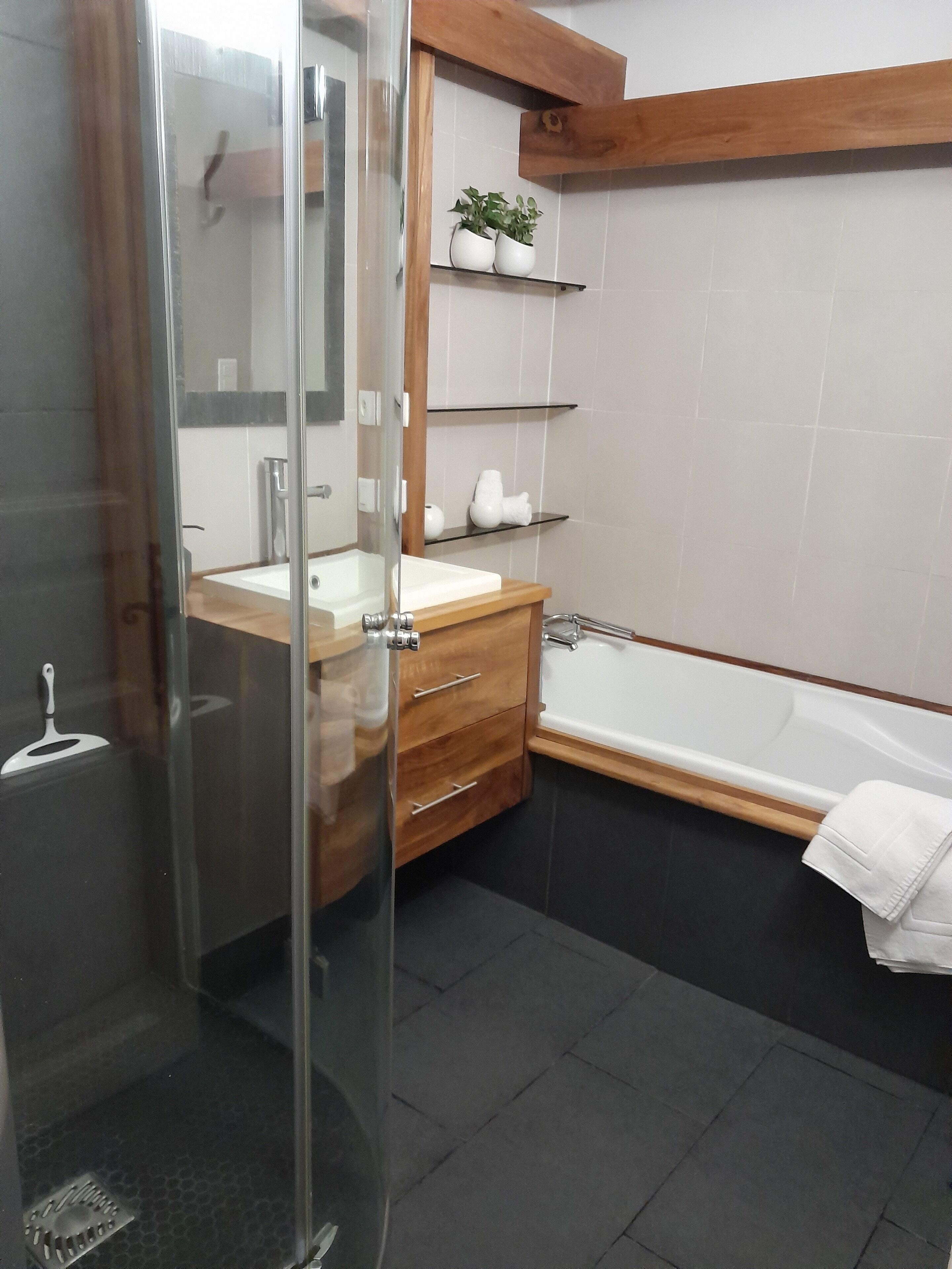Een bad, een haardroger, handdoeken, toiletpapier
