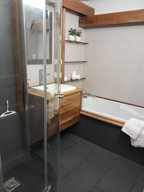 Badkar, hårtork, handdukar och toalettpapper