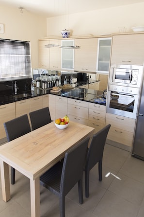 Kühlschrank, Mikrowelle, Ofen, Geschirrspüler