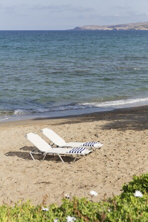 Playa en los alrededores, camastros y toallas de playa