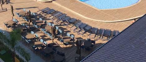 Una piscina techada, una piscina al aire libre