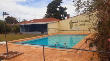 Piscina externa, espreguiçadeiras