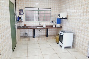 Casa de campo urbana, várias camas, aceita animais de estimação | Cozinha privada | Geladeira, micro-ondas, fogão, chapa