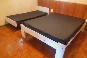 Tabla de planchar con plancha, wifi gratis y ropa de cama