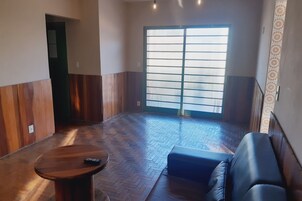 City Cottage, Multiple Beds, Pets Allowed | Living room | 40-inch flat-screen TV with digital channels, LCD TV