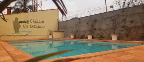 Piscine extérieure, chaises longues