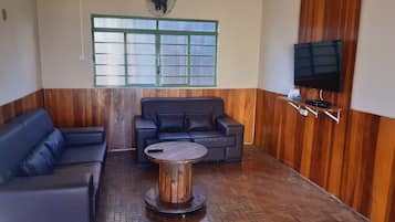 City Cottage, Multiple Beds, Pets Allowed | Living room | 40-inch flat-screen TV with digital channels, LCD TV
