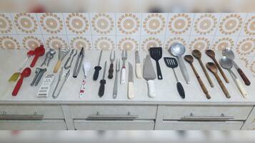 Un plan de travail de cuisine avec divers ustensiles et outils de cuisine, disposés de manière ordonnée.