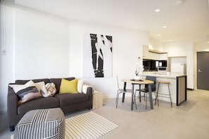 Apartamento, 1 cama de matrimonio | Zona de estar | Una Smart TV