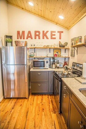 Fridge, oven, stovetop, coffee/tea maker