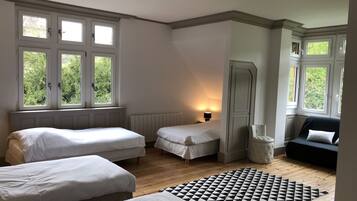 5 habitaciones, tabla de planchar con plancha y cuna de viaje