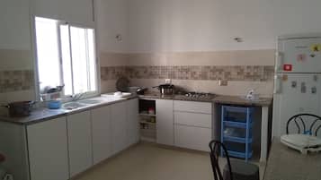 Basic House | Dapur peribadi | Peti sejuk, ketuhar, pembancuh kopi/teh, cerek elektrik