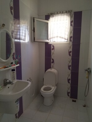 Basic-Haus | Badezimmer | Dusche, Regendusche, Handtücher, Seife