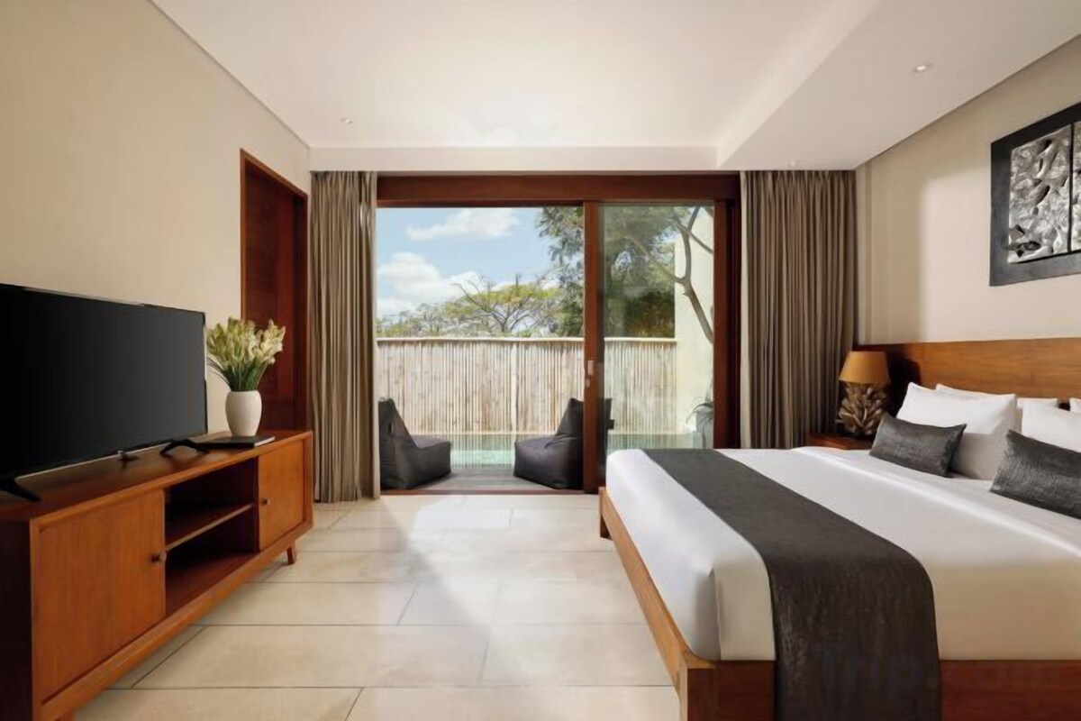 Premium bedding, in-room safe, desk, laptop workspace