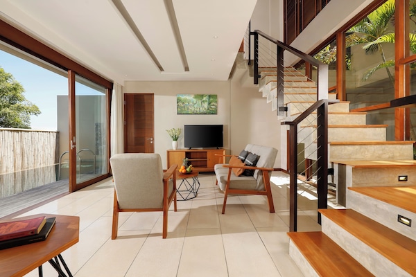 Three Bedroom Luxury Pool Villa with Ocean View | Ruang keluarga | Televisi LED 32-inci dengan saluran TV kabel dan TV
