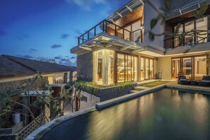 A modern house with a swimming pool, large windows, and a balcony. - Kampi Villas Nusa Dua (Nusa Dua)