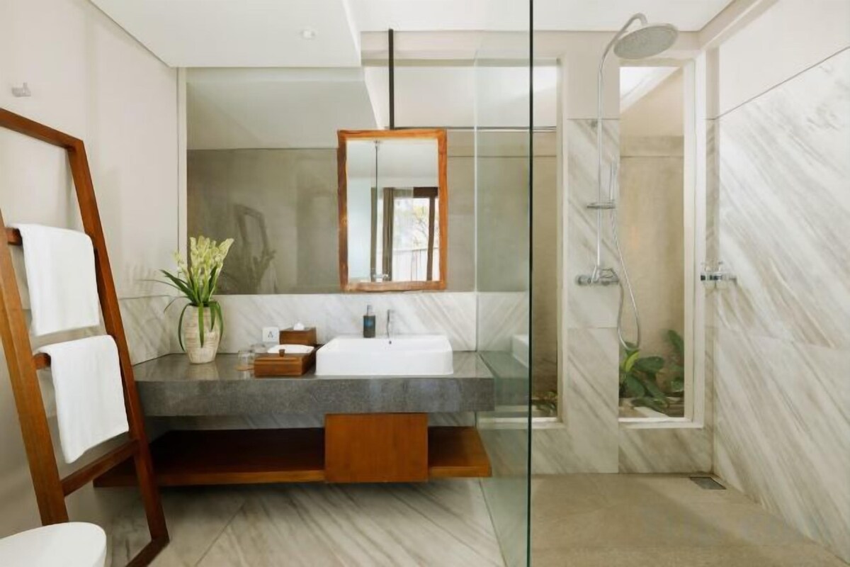 Bathroom | Free toiletries, hair dryer, bathrobes, slippers