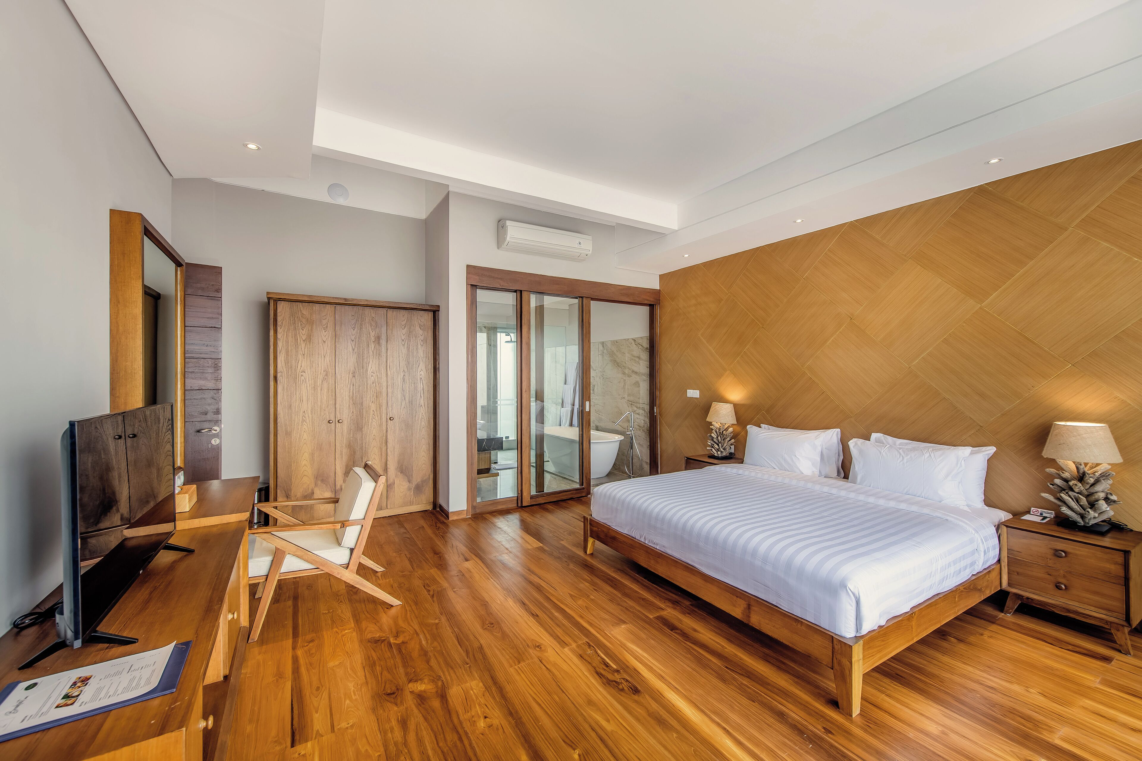 Premium bedding, in-room safe, individually decorated
