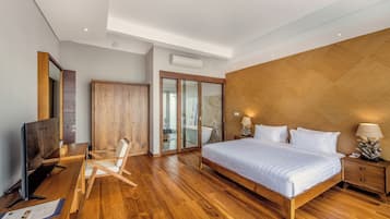 Premium bedding, in-room safe, individually decorated