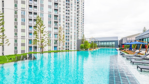 Outdoor pool - Chapter One ECO Ratchada Huaikwang by Favstay (Bangkok)