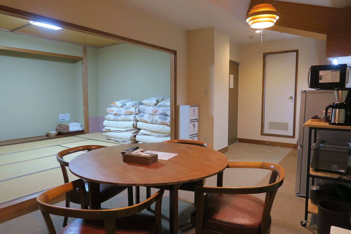 ห้องแฟมิลี่, ห้องครัว (Japanese Style w/ Comfortable Lounge) | 1 ห้องนอน, ผ้านวมขนเป็ด, Wi-Fi ฟรี, ผ้าปูที่นอน