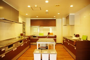 Fridge, microwave - K's House Hokkaido - Asahidake Onsen Hostel (Higashikawa)