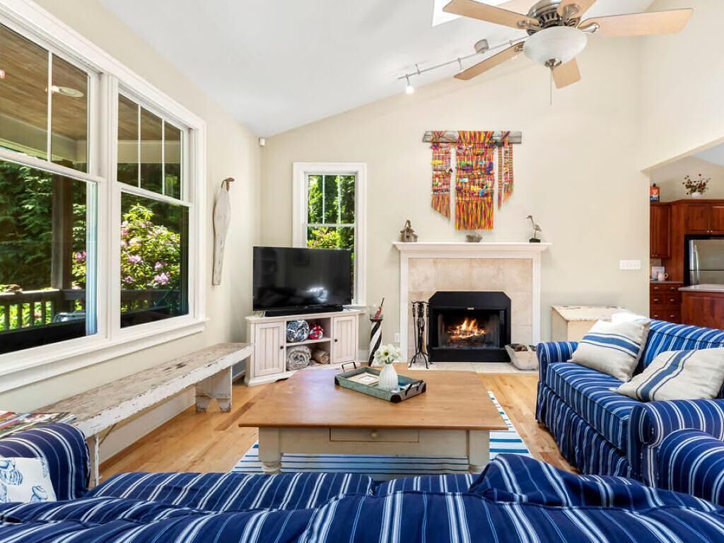 TV connectée, cheminée, lecteur de DVD