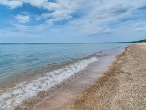 Nær stranden og strandhåndklær