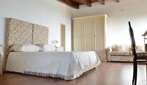 Habitación cuádruple, vista al jardín | Ropa de cama de alta calidad y escritorio