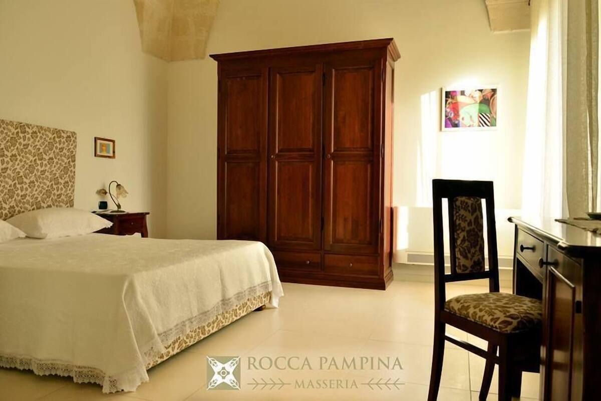 Habitación Deluxe, vista al jardín | Ropa de cama de alta calidad y escritorio