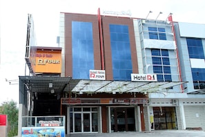 Exterior detail - OYO 861 R Four Hotel (Palu)