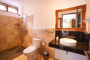 Deluxe Quadruple Room | Kamar mandi | Shower, pancuran hujan, handuk, dan sabun