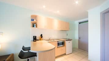 Estudio romántico, vista al mar | Cocineta privada | Refrigerador, microondas, parrilla de estufa y cafetera de espresso
